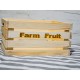 Dřevěná bedýnka s nápisem „Farm Fruit“	